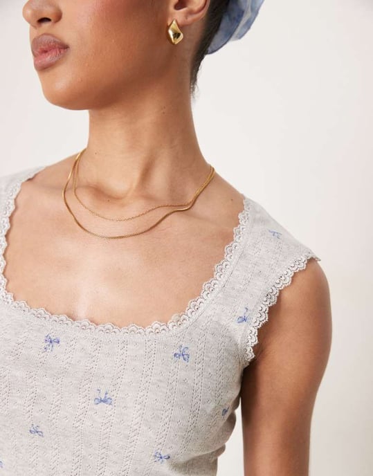 Gina Tricot mixa och matcha punktstickad broderad kant bomullsväst med blå rosetter i grå melange - Image 4