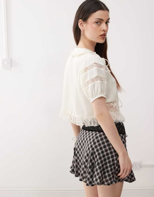 Reclaimed Vintage tea top with lace inserts and collar - Image 2