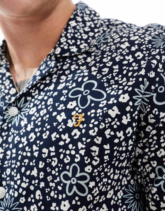 Farah Landon set med kort ärm och reverskrage skjorta i marinblå blommönster - Image 2