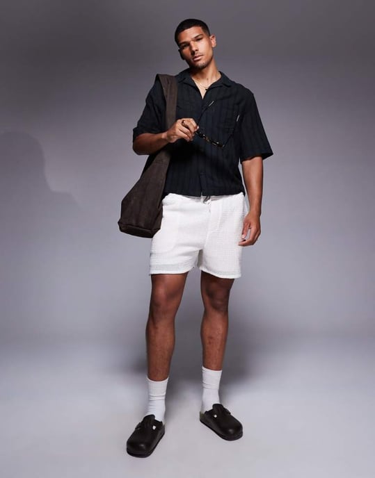 ASOS DESIGN boxy reverkrage broderad skjorta i svart randig - Image 3