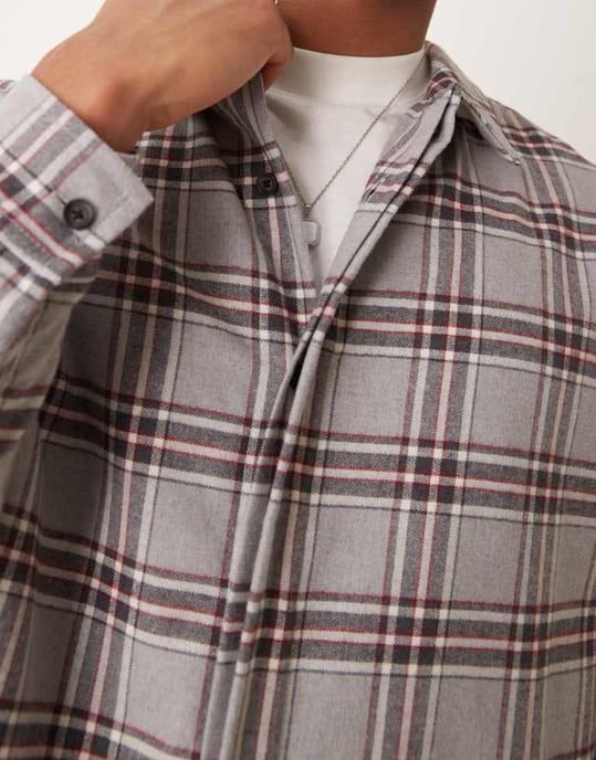 ASOS DESIGN avslappnad boxy skjorta med borstad rutmönster i grått och burgundy - Image 3