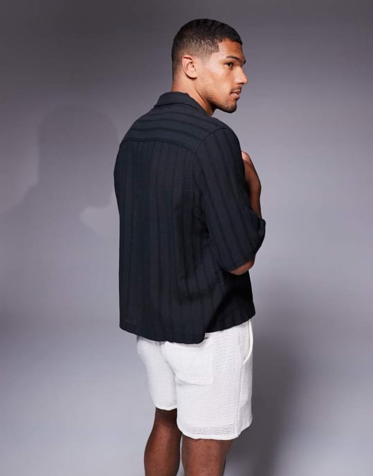 ASOS DESIGN boxy reverkrage broderad skjorta i svart randig - Image 4