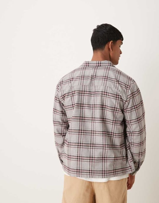 ASOS DESIGN avslappnad boxy skjorta med borstad rutmönster i grått och burgundy - Image 4