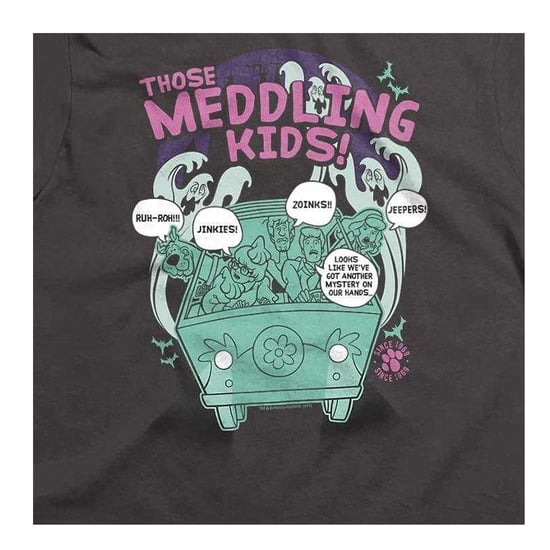 Scooby Doo T-shirt met de tekst: ‘Kinderen die zich overal mee bemoeien sinds 1969’ (Houtskool) - Image 3