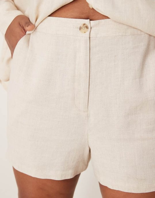 ASOS DESIGN Curve relaxed dad shorts with linen in stone - Image 2