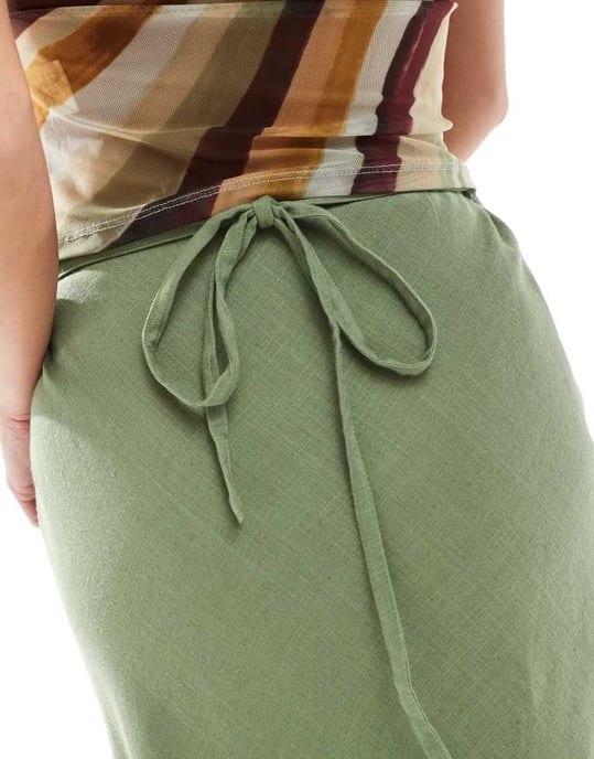 ASOS DESIGN Petite linneblandning sned maxi kjol i khaki - Image 3