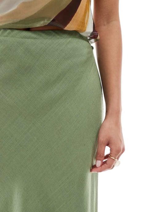 ASOS DESIGN Petite linneblandning sned maxi kjol i khaki - Image 4