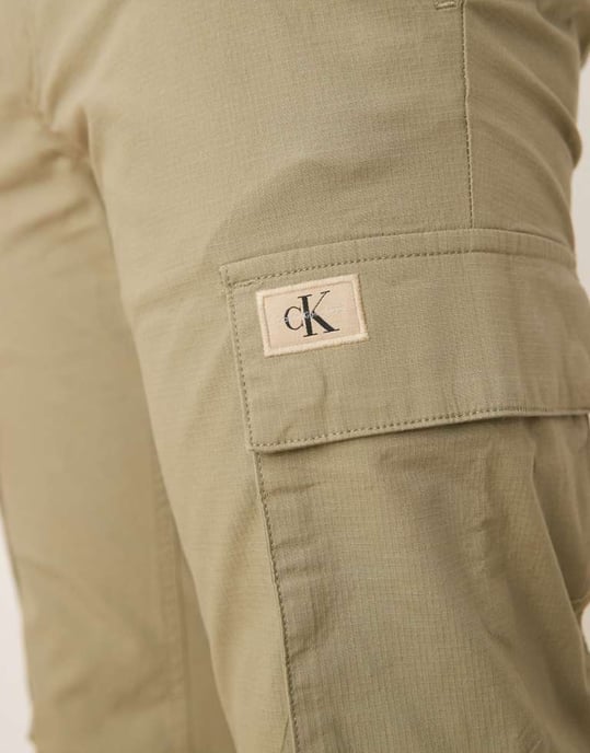 Calvin Klein Jeans skinny tvättade cargobyxor i beige - Image 4