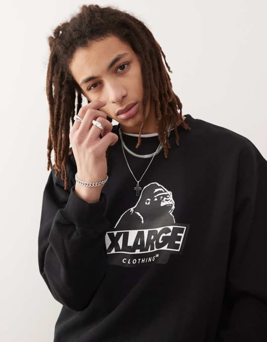 XLARGE sweatshirt med lutande OG-logotyp i svart - Image 1