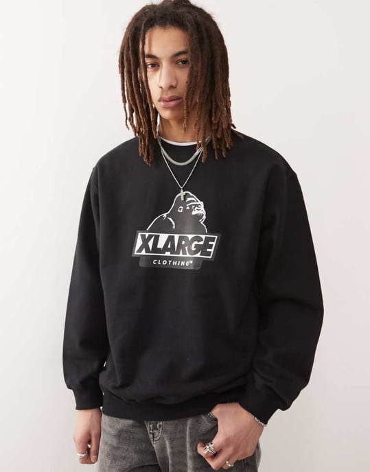 XLARGE sweatshirt med lutande OG-logotyp i svart - Image 3