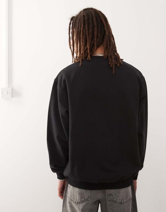 XLARGE sweatshirt med lutande OG-logotyp i svart - Image 4