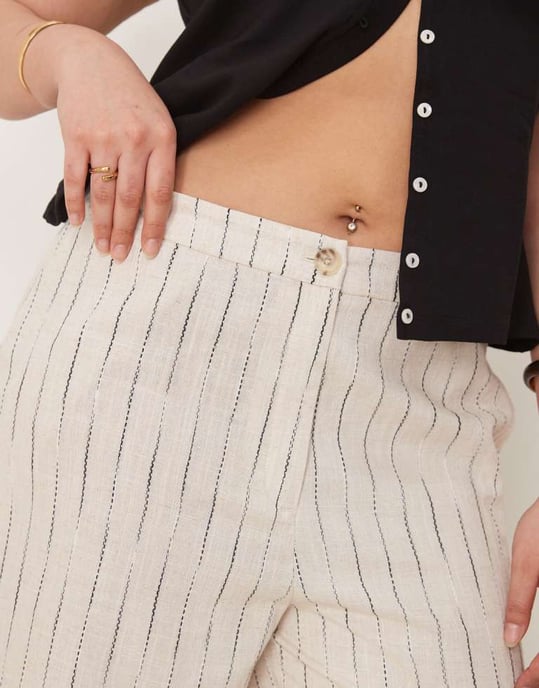 ASOS DESIGN Curve relaxed straight leg trousers with linen in natural squiggle stripe - Image 3