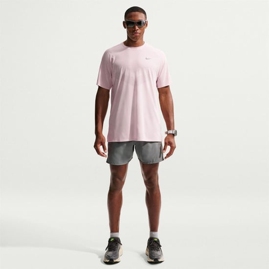 Nike Stride-T-shirt för män (Ljusröd) - Image 5