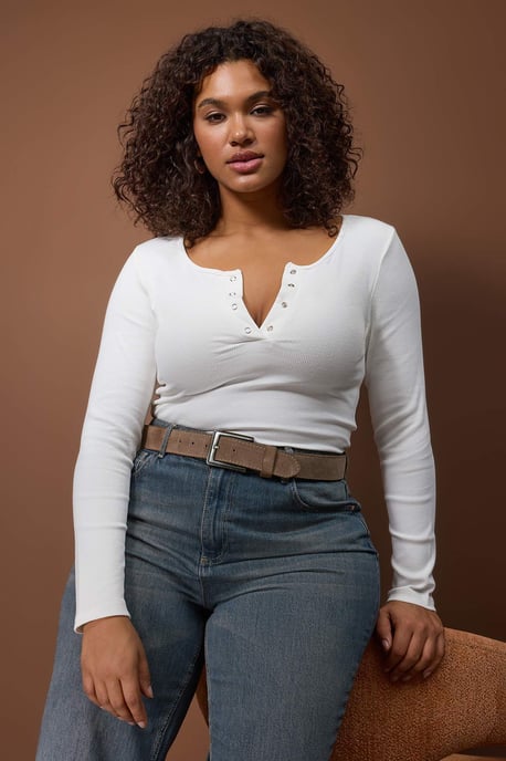Trendyol Curve Dam Ecru Enfärgad Lång Figursydd Plus size Blusar - Image 4