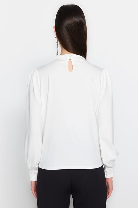 TRENDYOLMİLLA Dames Ecru Effen Lang Regular fit Blouses - Image 4
