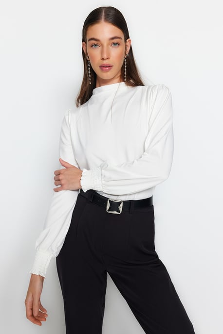 TRENDYOLMİLLA Dames Ecru Effen Lang Regular fit Blouses - Image 6