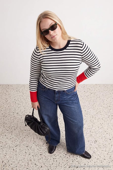 Trendyol Curve Dam Svart Randig Lång Regular fit Plus size Blusar - Image 1