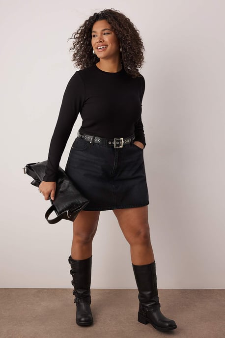 Trendyol Curve Dam Svart Enfärgad Lång Figursydd Plus size Blusar - Image 1