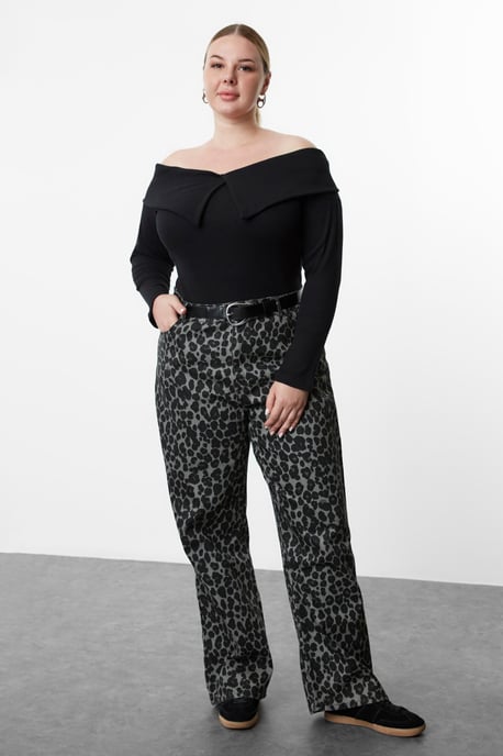 Trendyol Curve Dam Svart Enfärgad Lång Figursydd Plus size Blusar - Image 1