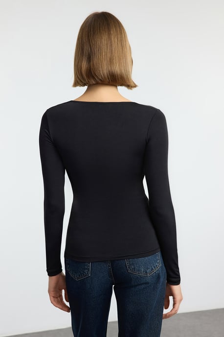 TRENDYOLMİLLA Women's Black Plain Long Fitted Blouses - Image 4