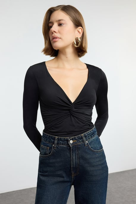 TRENDYOLMİLLA Women's Black Plain Long Fitted Blouses - Image 5