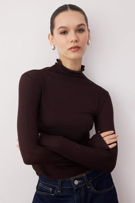 TRENDYOLMİLLA Women's Brown Plain Long Fitted Blouses - Image 1
