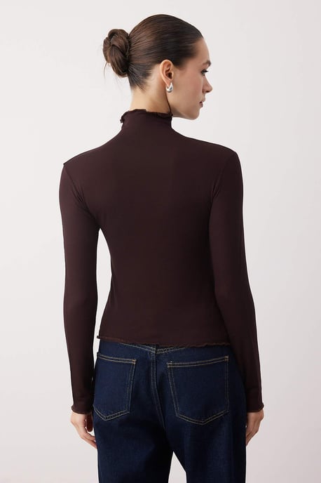 TRENDYOLMİLLA Women's Brown Plain Long Fitted Blouses - Image 3