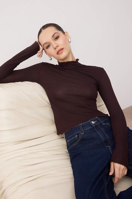 TRENDYOLMİLLA Women's Brown Plain Long Fitted Blouses - Image 4