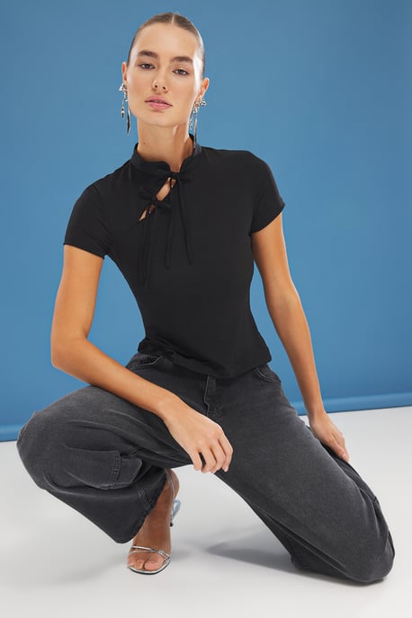 TRENDYOLMİLLA Women's Black Plain Short Fitted Blouses - Image 1