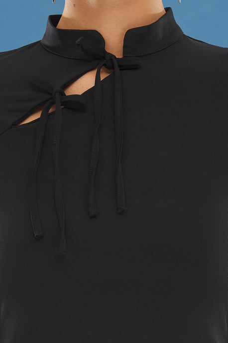 TRENDYOLMİLLA Women's Black Plain Short Fitted Blouses - Image 2