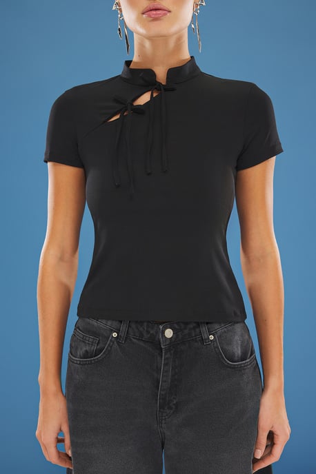 TRENDYOLMİLLA Women's Black Plain Short Fitted Blouses - Image 3