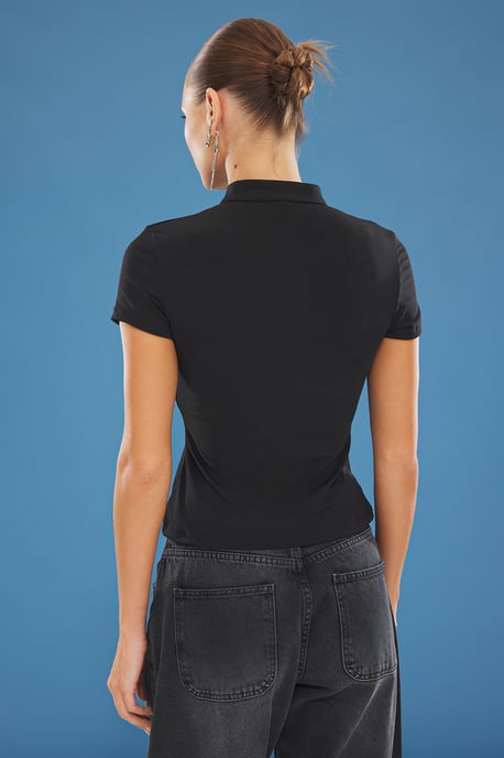 TRENDYOLMİLLA Women's Black Plain Short Fitted Blouses - Image 4