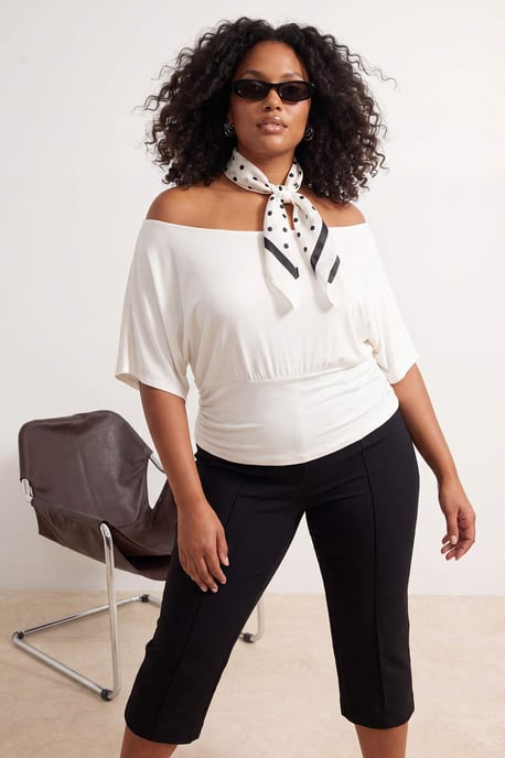 Trendyol Curve Dam Ecru Randig Kort Regular fit Plus size Blusar - Image 1