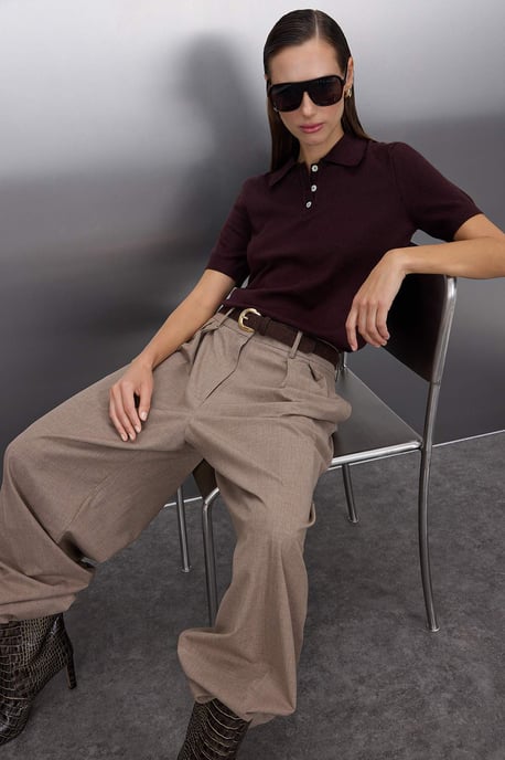 TRENDYOLMİLLA Dames Bruin Effen Kort Regular fit Blouses - Image 1