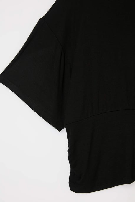 Trendyol Curve Dam Svart Randig Kort Regular fit Plus size Blusar - Image 4