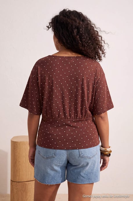 Trendyol Curve Dam Brun Randig Kort Regular fit Plus size Blusar - Image 4