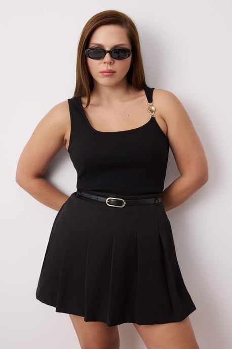 Trendyol Curve Dam Svart Enfärgad Ärmlös Figursydd Plus size Blusar - Image 6