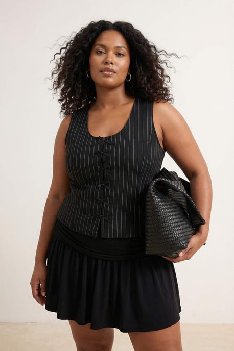 Trendyol Curve Dam Svart Randig Ärmlös Figursydd Plus size Blusar - Image 6