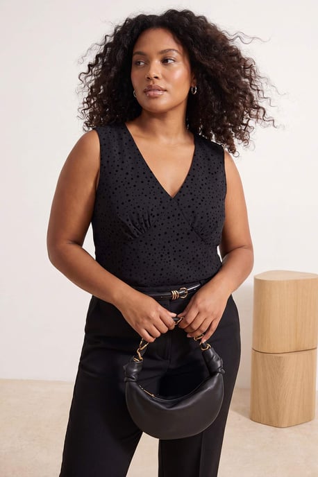 Trendyol Curve Dam Svart Prickig Ärmlös Figursydd Plus size Blusar - Image 6