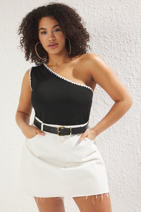 Trendyol Curve Dam Svart Färgblock Ärmlös Figursydd Plus size Blusar - Image 1