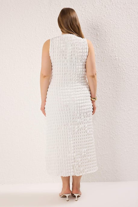 Trendyol Curve Dam Vit Strukturerad Maxi Kort Casual A-linje Plus size Klänning - Image 3