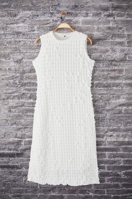 Trendyol Curve Dam Vit Strukturerad Maxi Kort Casual A-linje Plus size Klänning - Image 4