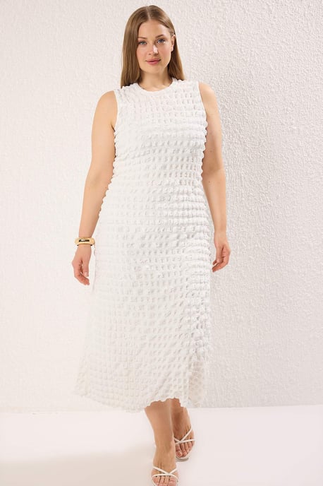 Trendyol Curve Dam Vit Strukturerad Maxi Kort Casual A-linje Plus size Klänning - Image 6