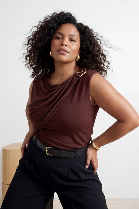 Trendyol Curve Dam Brun Enfärgad Ärmlös Figursydd Plus size Blusar - Image 6