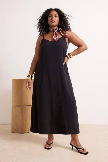 Trendyol Curve Dam Svart Enfärgad Maxi Ärmlös Casual A-linje Plus size Klänning - Image 6