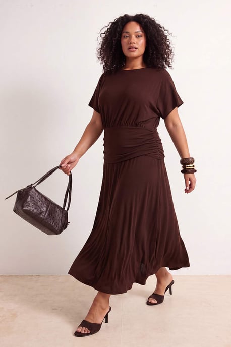 Trendyol Curve Dam Brun Enfärgad Maxi Kort A-linje Plus size Klänning - Image 1