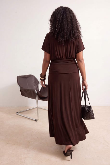 Trendyol Curve Dam Brun Enfärgad Maxi Kort A-linje Plus size Klänning - Image 3