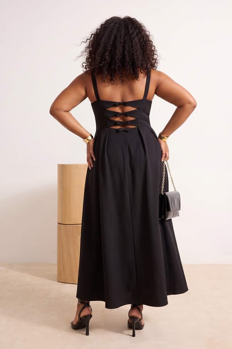 Trendyol Curve Dam Svart Enfärgad Maxi Ärmlös Fest A-linje Plus size Klänning - Image 2