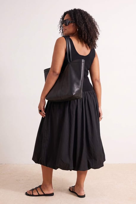 Trendyol Curve Dam Svart Enfärgad Maxi Ärmlös A-linje Plus size Klänning - Image 2