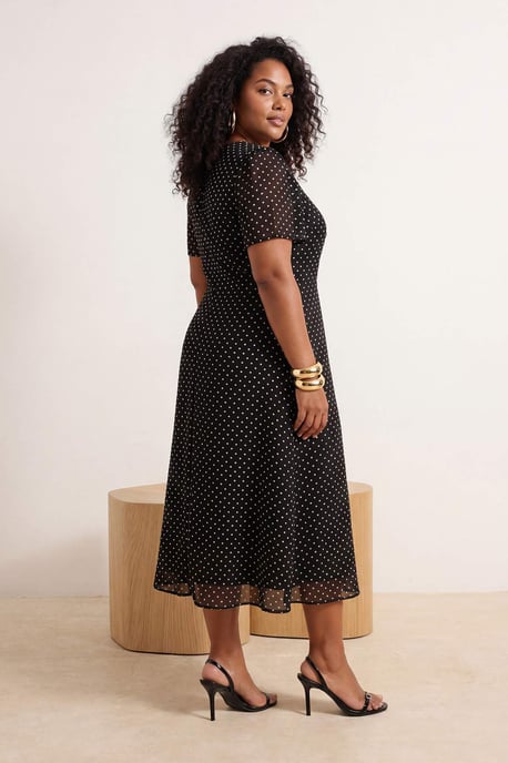 Trendyol Curve Dam Svart Prickig Maxi Kort Casual A-linje Plus size Klänning - Image 2
